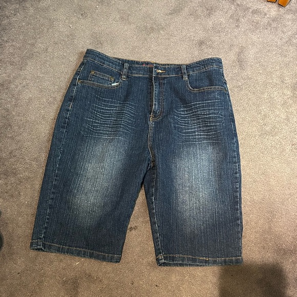 Women’s jean bermudas NEW NEVER WORN sz. 16 - Picture 1 of 2